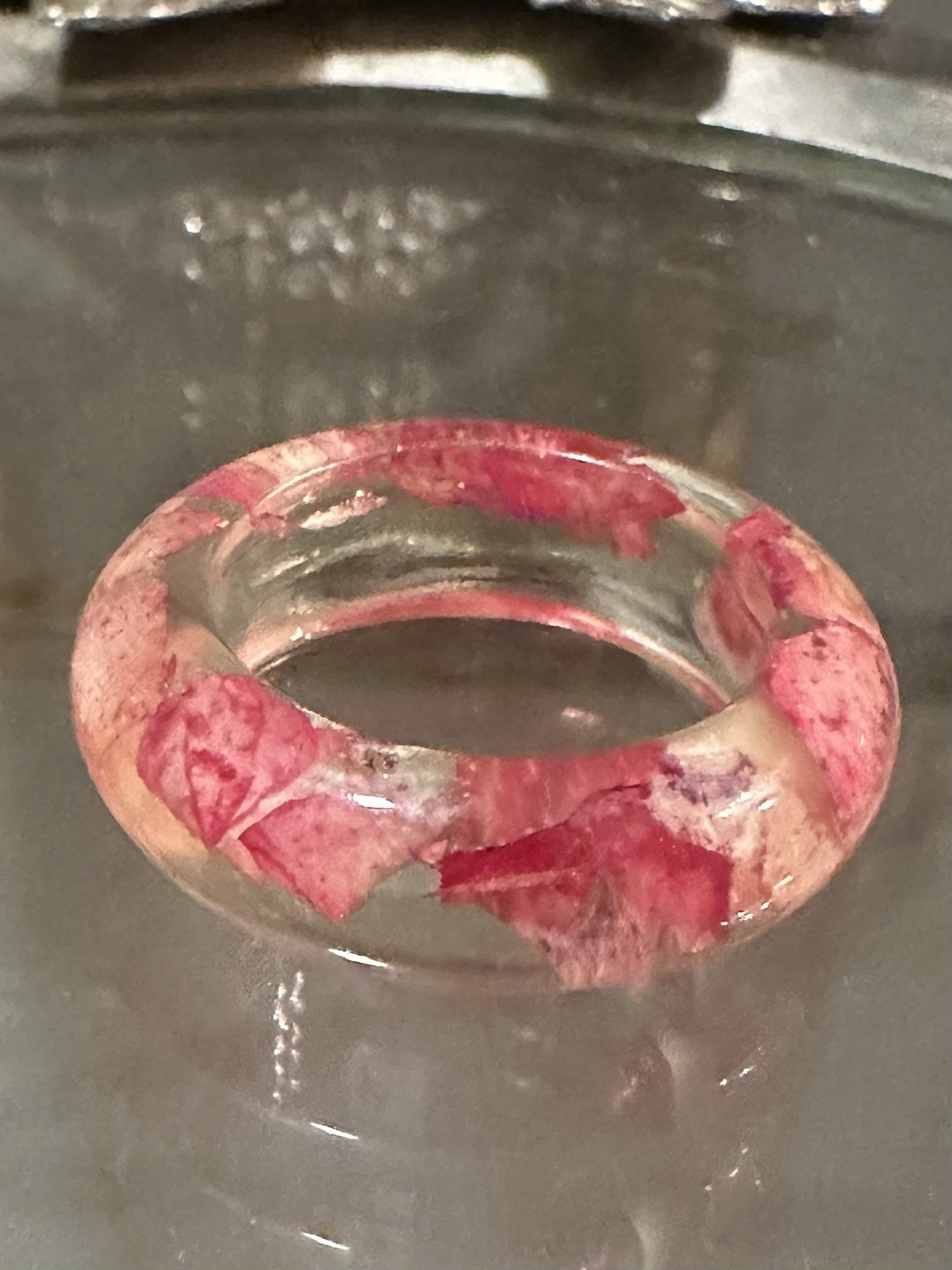 Vintage Clear Lucite Plastic Band Ring with Pink Resin Chips Size 4.75