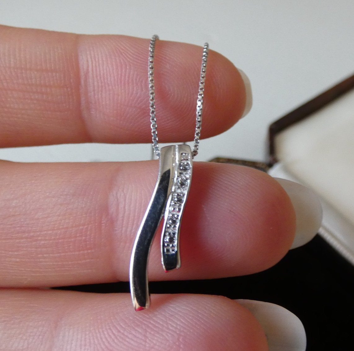 9ct White Gold Pendant Necklace Clear Stones 375 Box Chain 16″ Wave Ribbon
