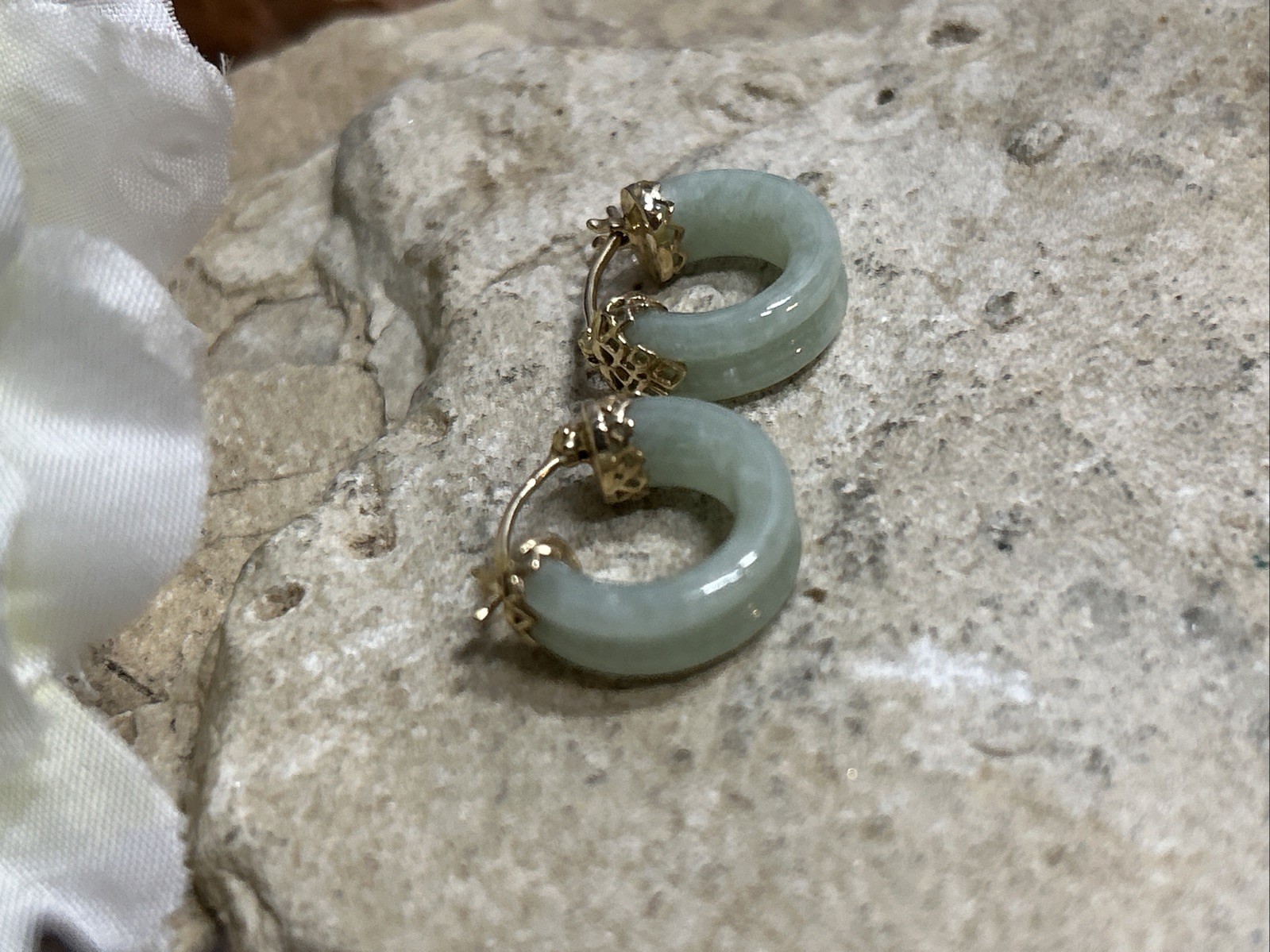 36. Vintage 14K Yellow Gold Light Green Jade Hoop Snap Earrings 17.4mm, 5.3g