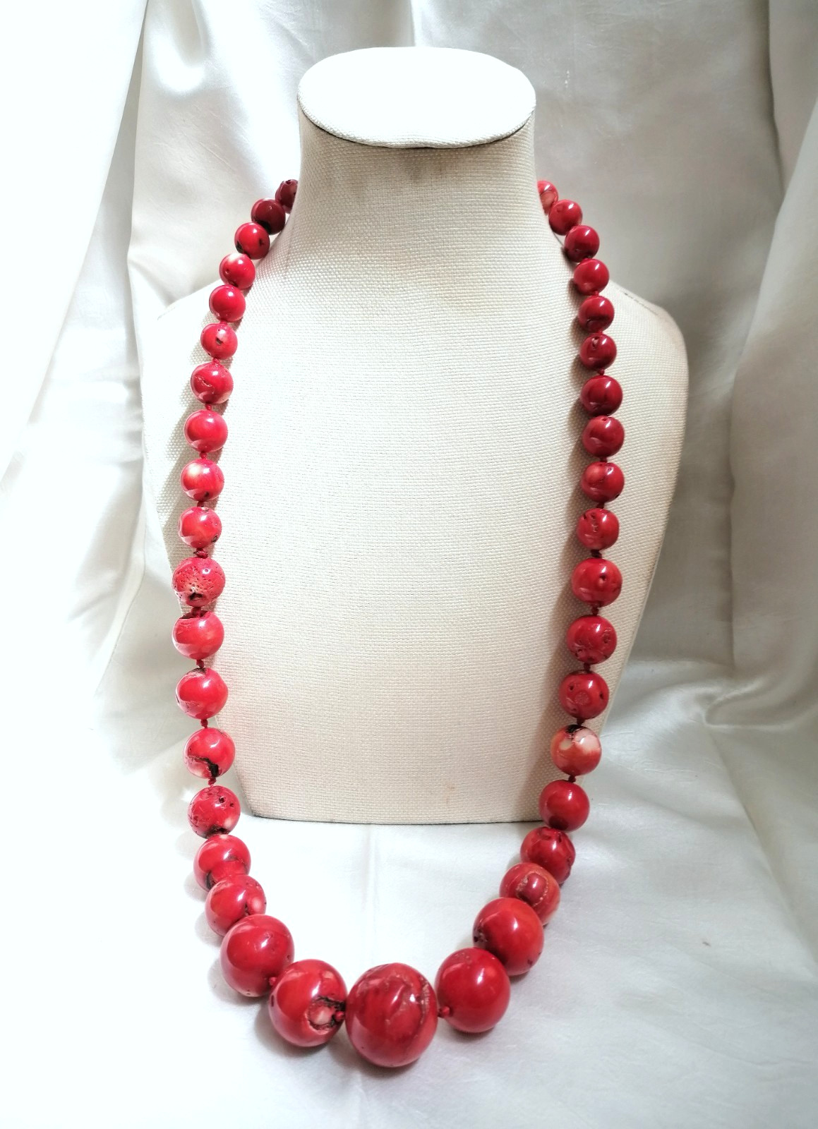 SPECTACULAR RED BAMBOO CORAL MAXI BALL CLIMBING NECKLACE, NEW.