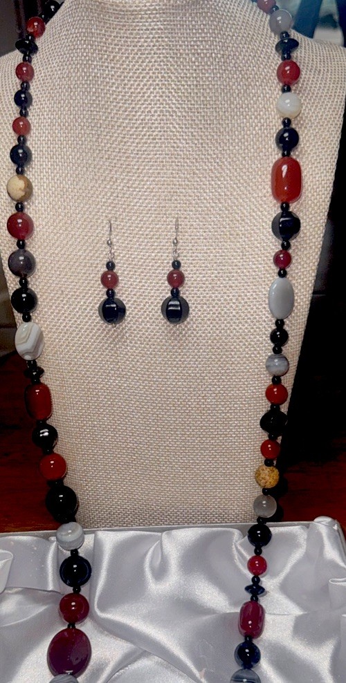Beautiful Jay King Mine finds carnelian onyx agate 36 long necklace & earrings