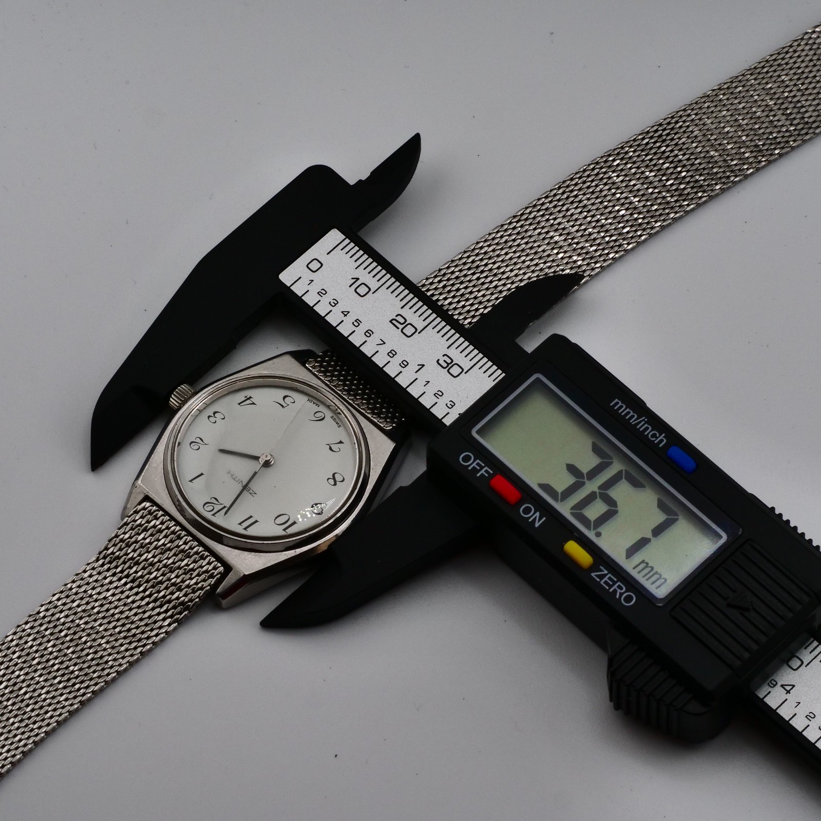 Zenith 01.1670.360 Steel White Dial Manual Wind Vintage Watch 1970s works well