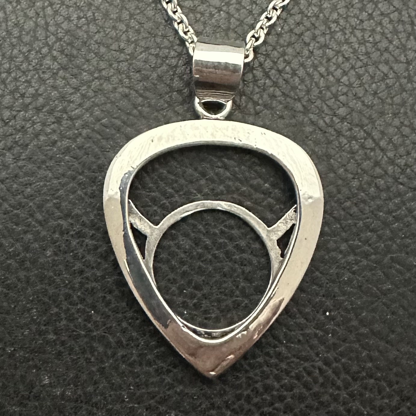 MJG STERLING SILVER. GUITAR PICK HOLDER/ PENDANT + CHAIN. JIMI. 12 GRAMS.
