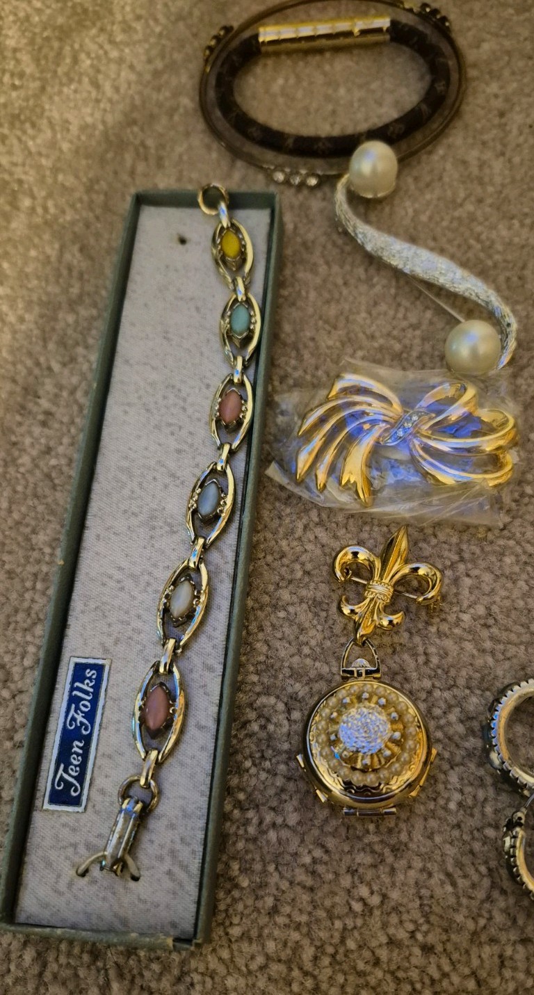 Mixed Jewelry Lot Mixed Variety Wearable Products Necklaces Bracelets Locket Etc