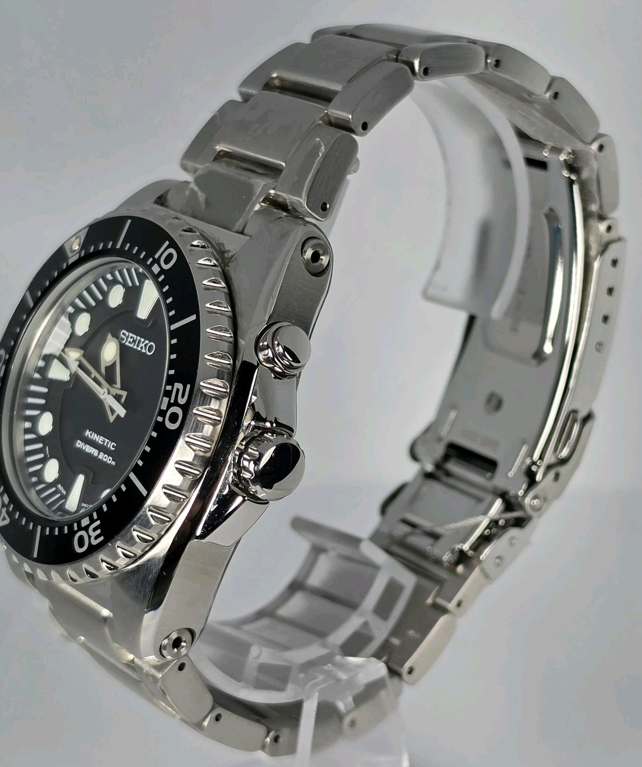 SEIKO KINETIC DIVERS MEN’S STAINLESS STEEL STEEL WATER RESISTAN 200M BLACK DIAL