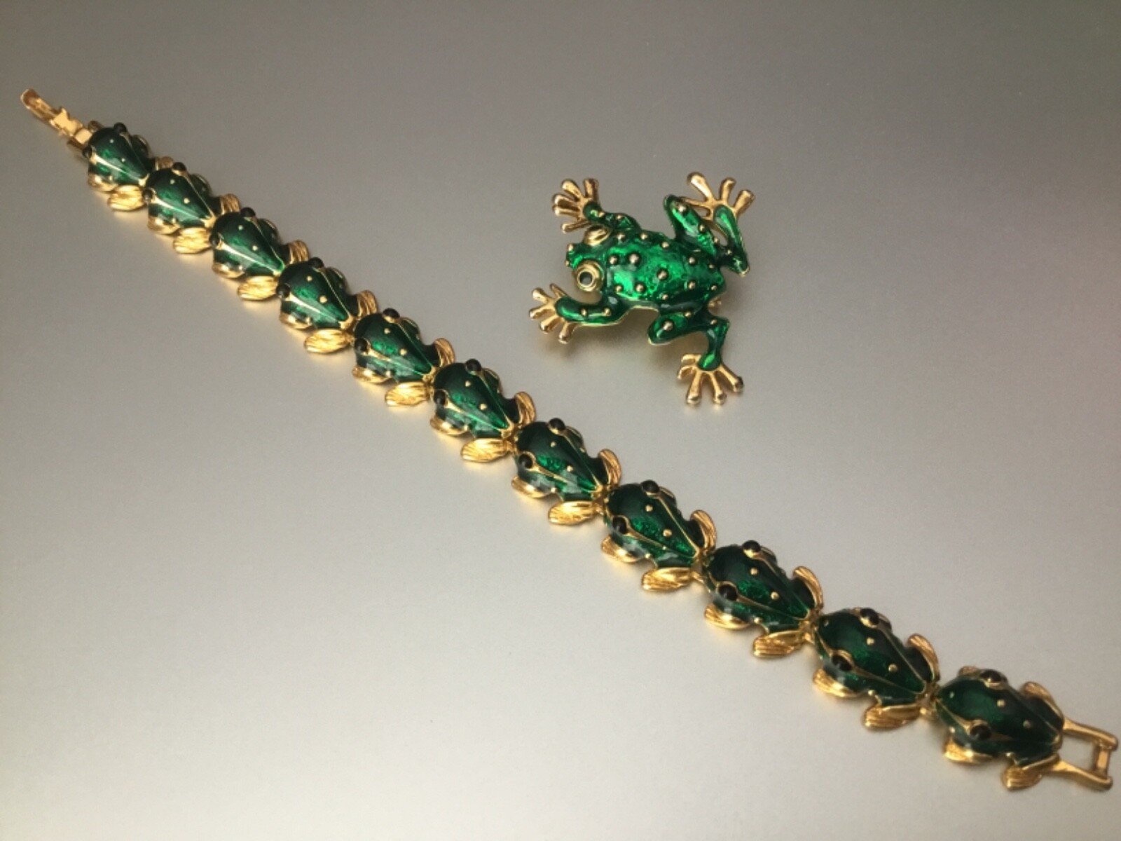Frog Bracelet & Pin Set Gold Tone Emerald Green Enamel Fold Over Clasp