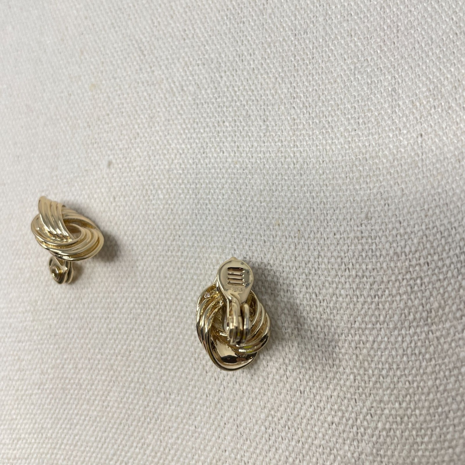 The Jewelry Group TJG Signed Gold Tone Knotted Clip On Statement Earrings Marked