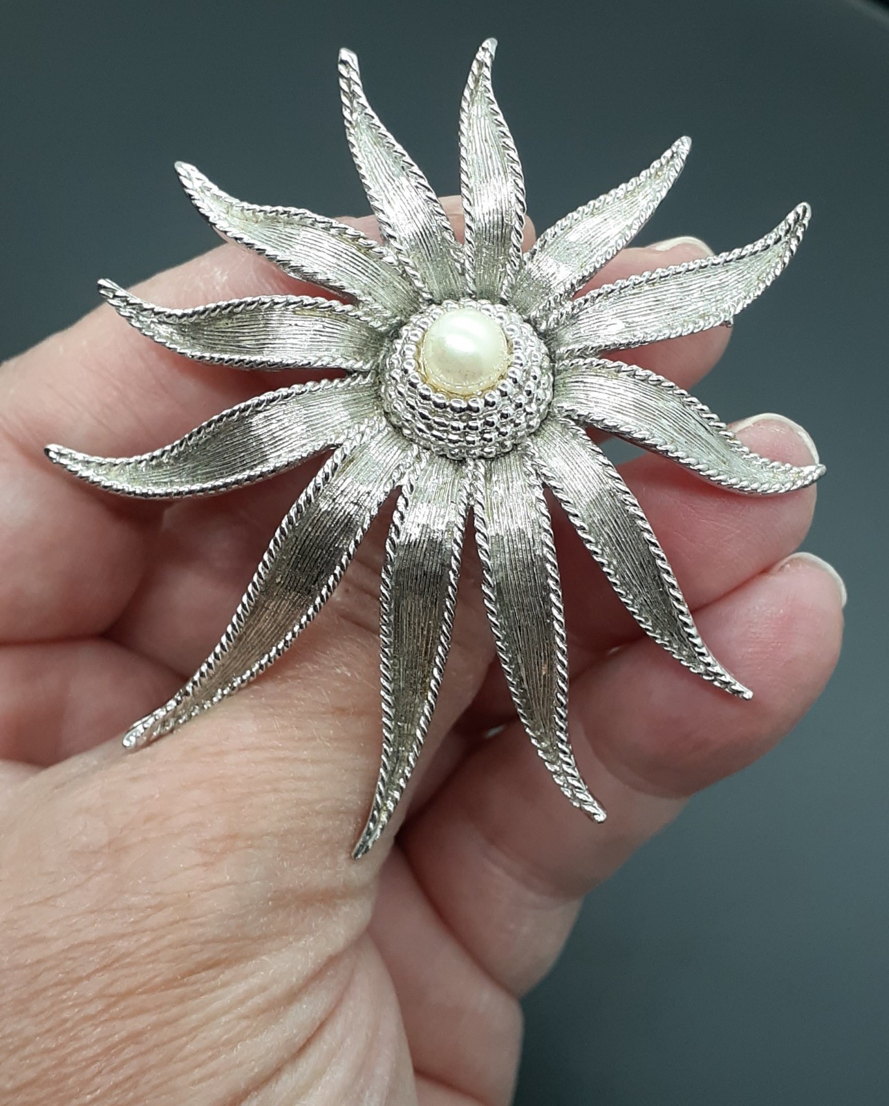 VTG Boucher Silver Tone Florentine Finish Caviar Faux Pearl Sculptured Brooch EX
