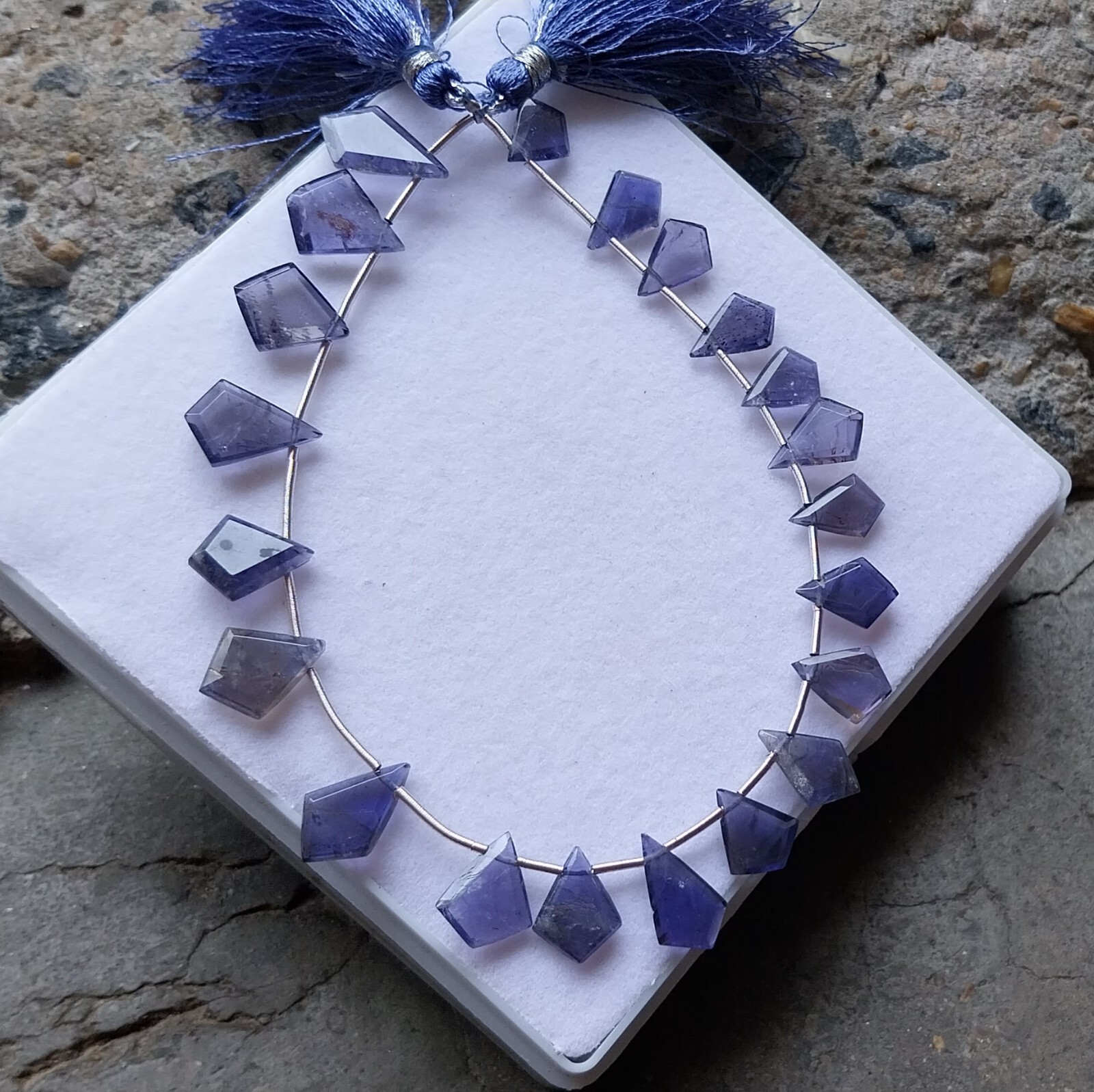 37 Carat 7.5×9.5-10.5×13.5 MM Natural Blue Purple Iolite Fancy Cut 8 Inch Beads