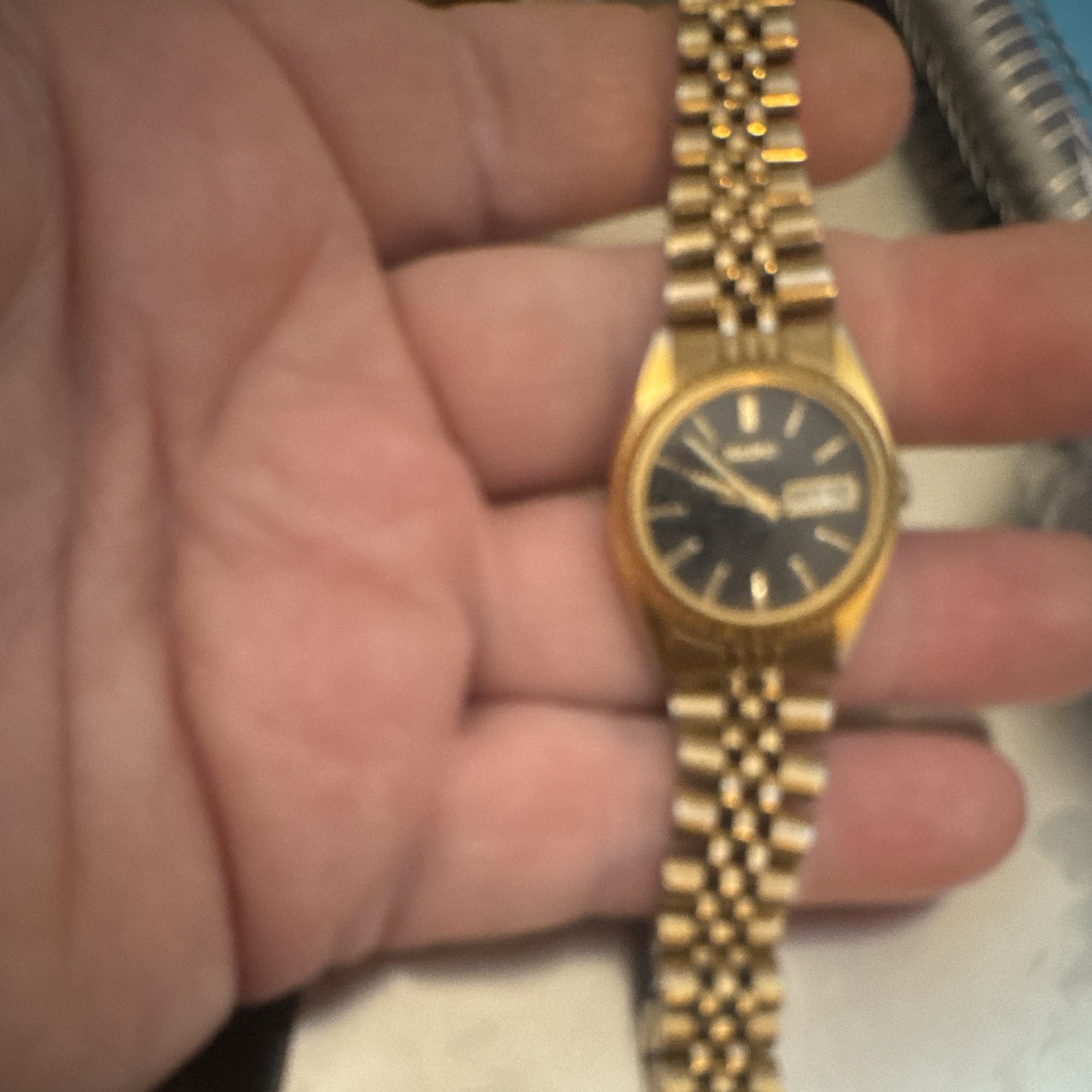 Seiko Women’s Quartz Day/Date Wristwatch Black Dial Gold Tone Metal nonworking