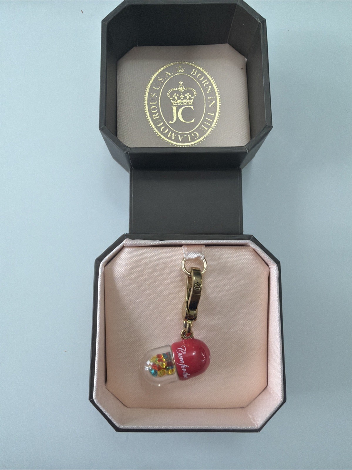 2011 JUICY COUTURE PILL CHARM ” CURE FOR THE COMMON COUTURE” YJRU5394