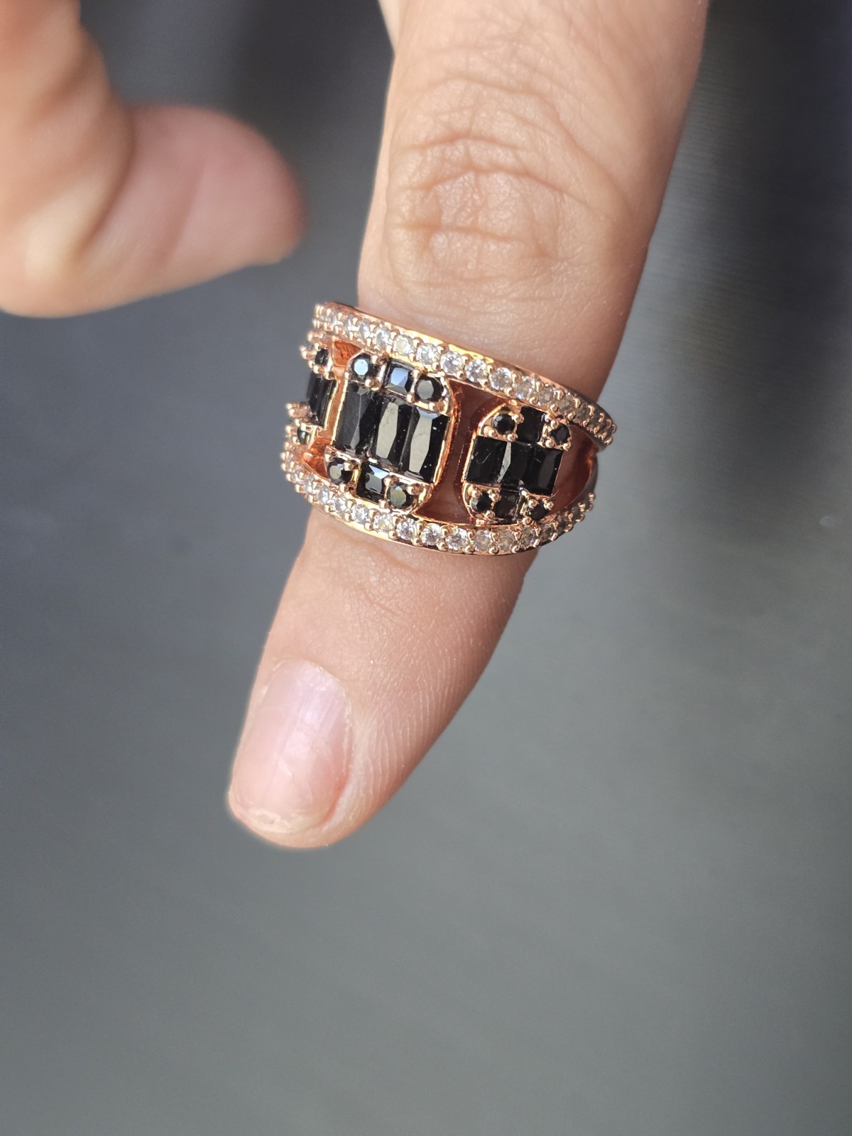Rose Gold Plated Black Onyx & Cubic Zirconia Band Cocktail Ring Size 6 RG43088
