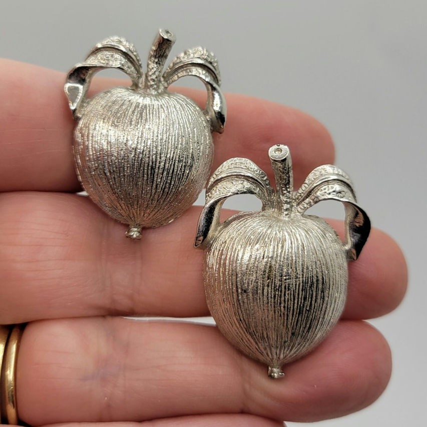 Vintage Signed Sarah Coventry Apple Clip On Earrings Silvertone 1960s MidCentury