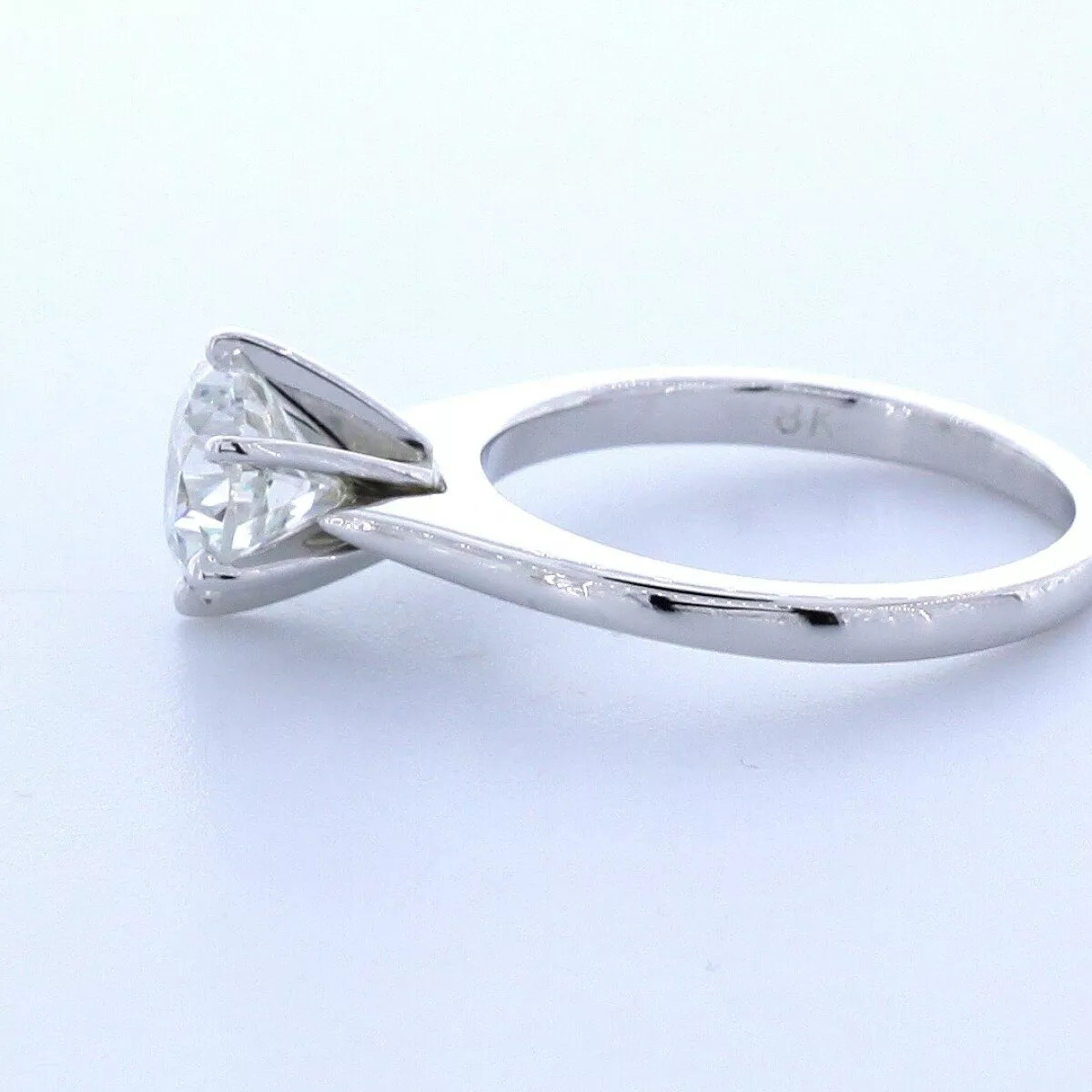 Classic Solitaire Engagement Ring 18K Gold 1.37 CT Round Lab-Grown Diamond F VS1