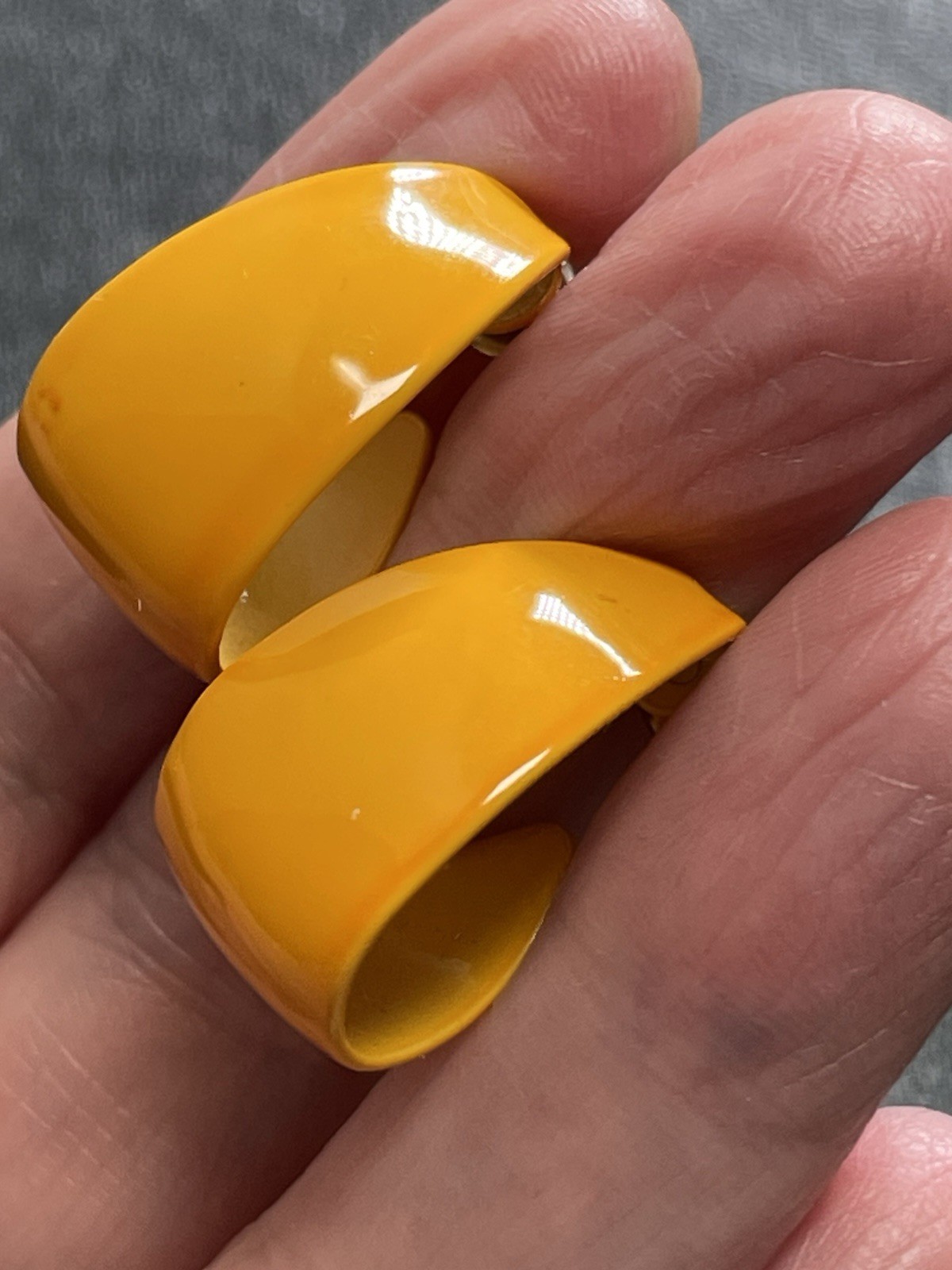 Vintage 1” Mustard Yellow Retro Curled Hoop Enameled Metal Earrings