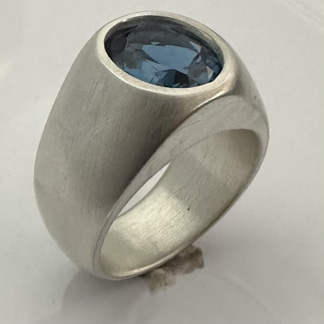 MJG STERLING SILVER RING. HEAVY. 12 x 10mm OVAL LAB LONDON BLUE TOPAZ. SZ 9.5