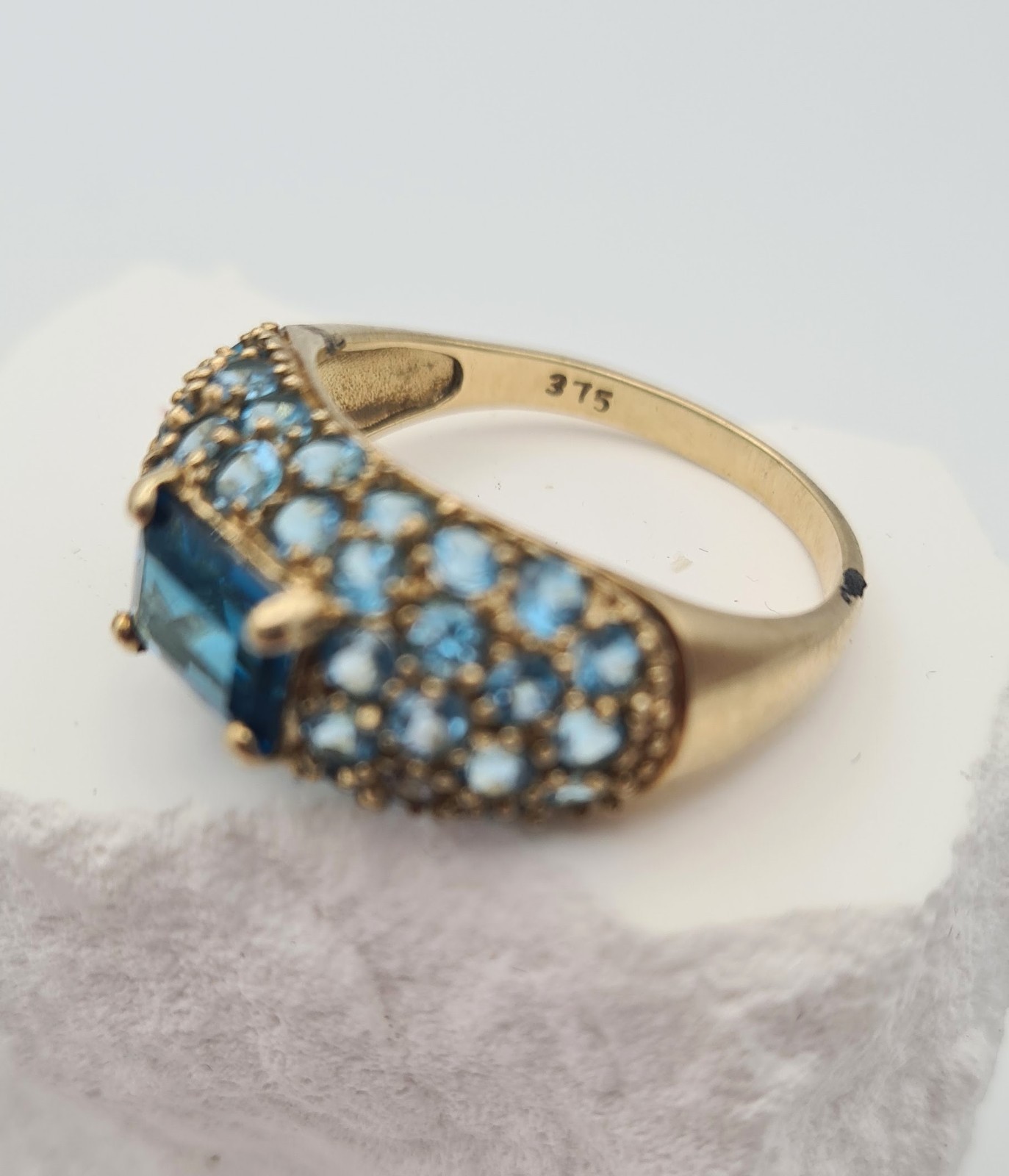 Elegant 375 Yellow Gold Blue Topaz Trim Ring