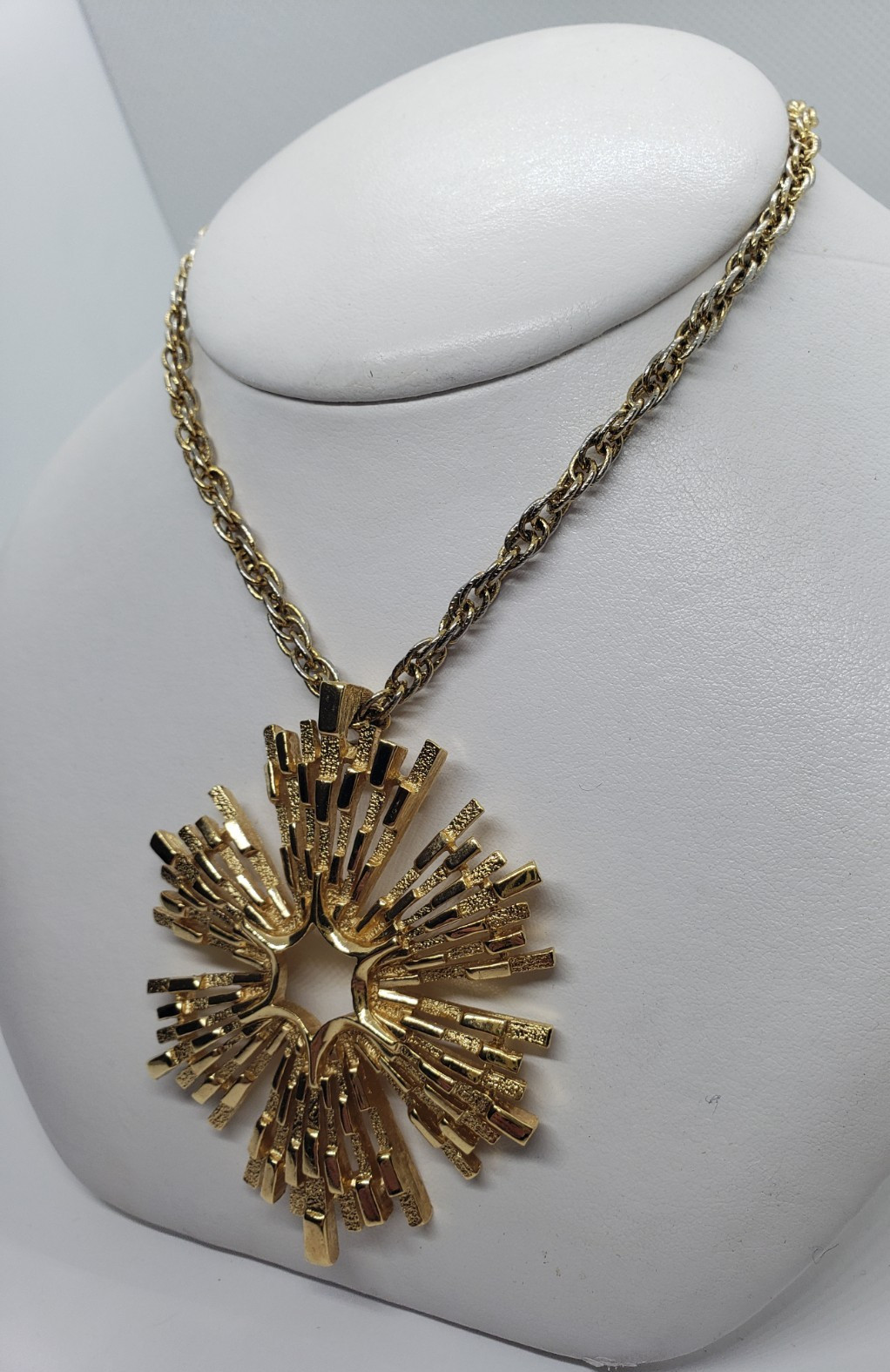 Vtg TRIFARI Goldtone Sunburst Modernist 60’s Glam Statement Pendant Necklace 25″
