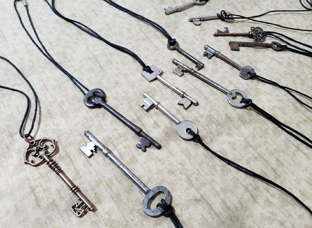 10 Pcs Repurposed British & Vintage-Style Jewelry Box Key Necklace LOT (RANDOM)