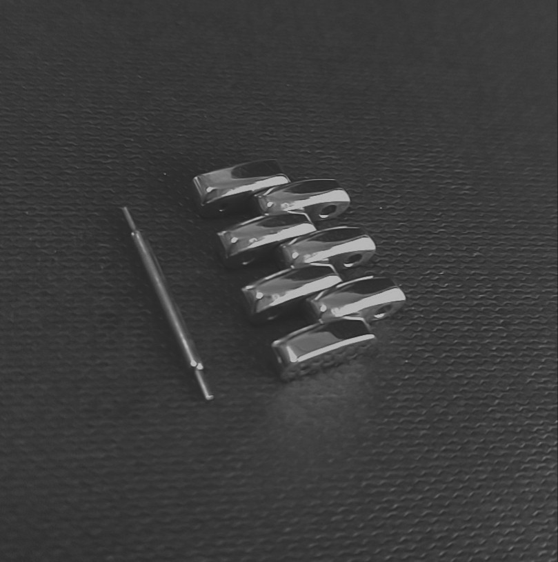 Authentic JAEGAR LECOULTRE single link, 17mm width, 1.7cm width.