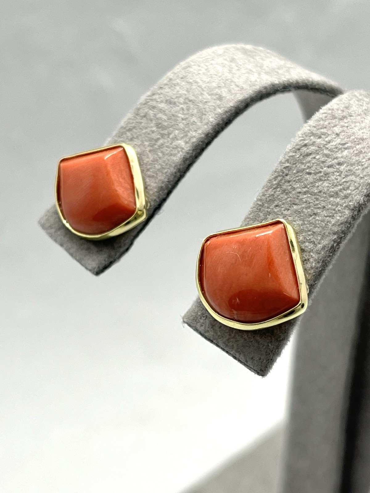 Mediterranean Red Coral Earrings 12x14mm in 18kt Gold – Fan – Italy
