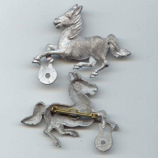 3 VINTAGE CASTED METAL GALLOPING HORSE UNSET ROUND SETTING PIN BACK FINDINGS 926