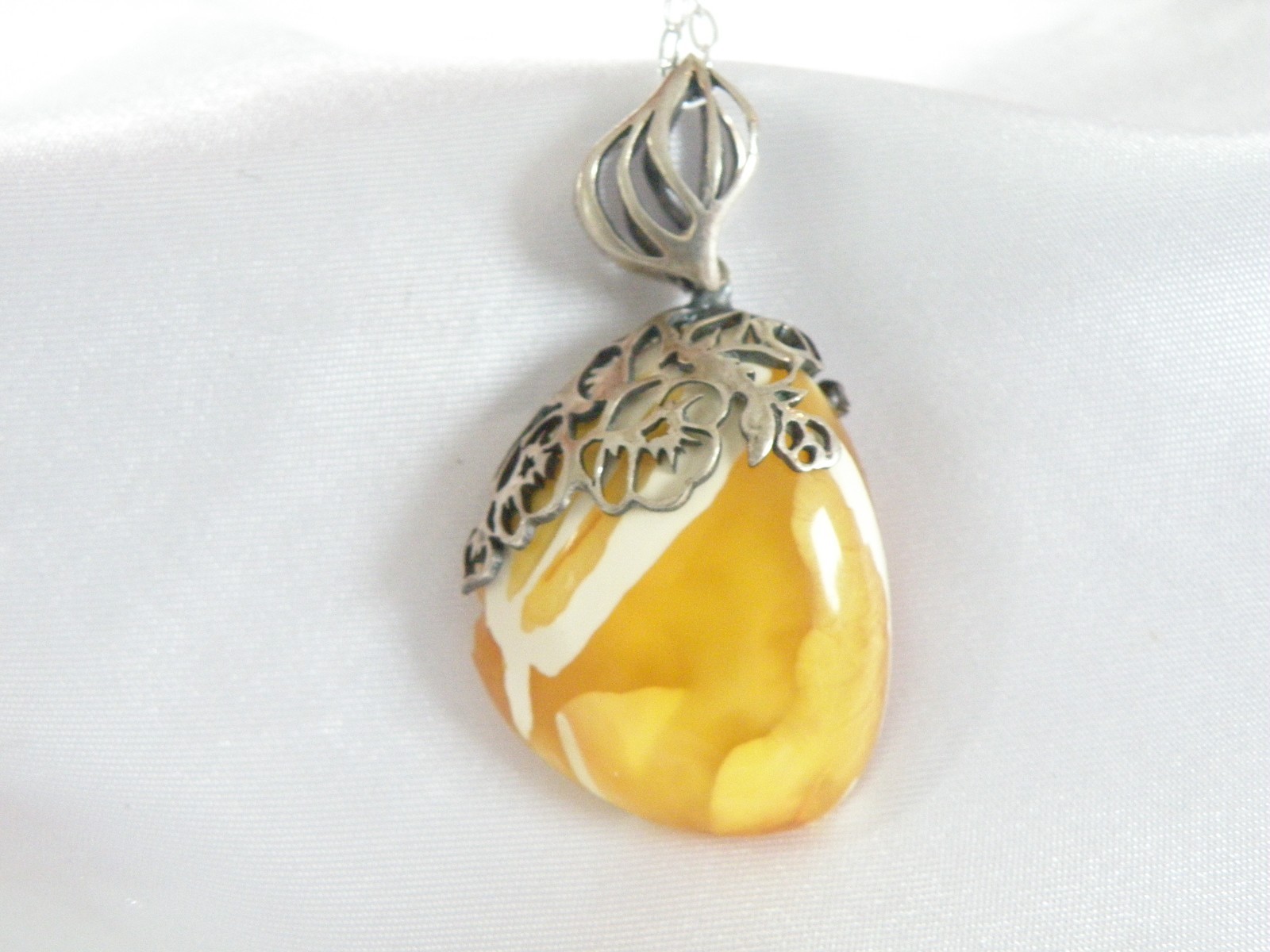 Vintage Sterling Silver 925 Butterscotch Egg Yolk Amber Pendant Necklace