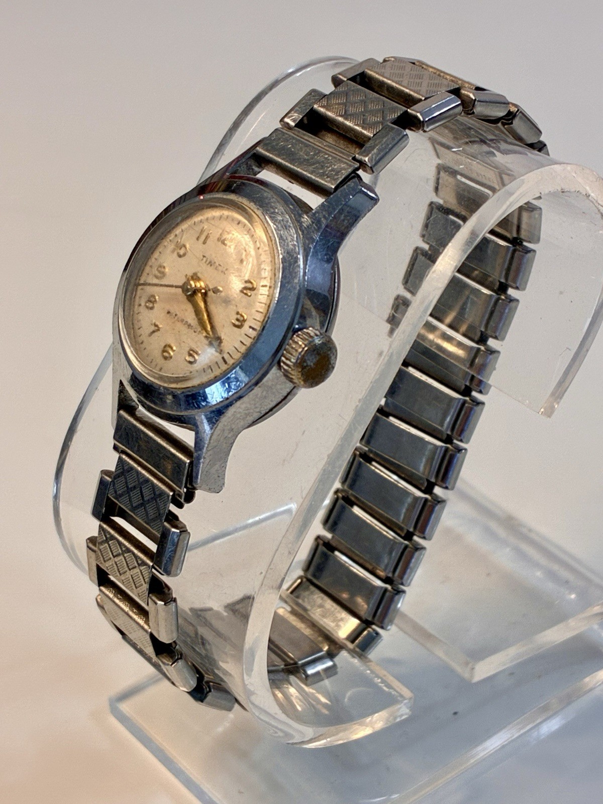 Timex Vintage Women’s Mechanical Watch, Shock-Resistant, Silver Dial, 17J WORKS