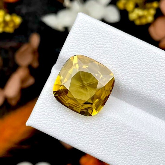 Yellow Sphene 8.86ct – 14mm (SH1214)) Natural Loose Gemstone