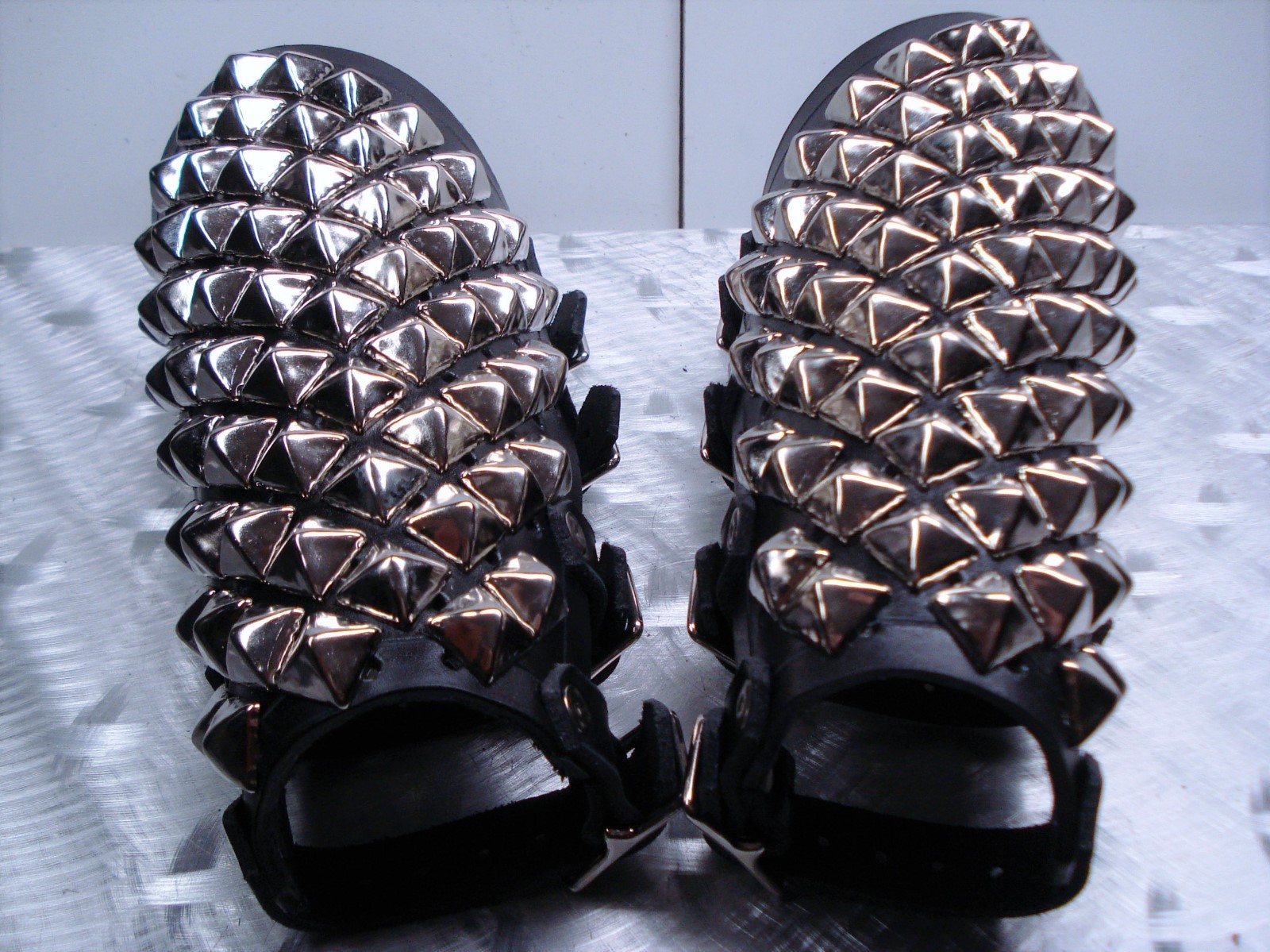 UNISEX STUDDED LEATHER GAUNTLETS.THRASH METAL… (MDLUG0146)…..VOIVOD’S