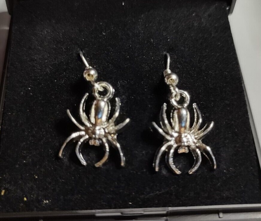 Hand made Spider jewellery sets. 18″ Silver tone chain. Free Gift box included