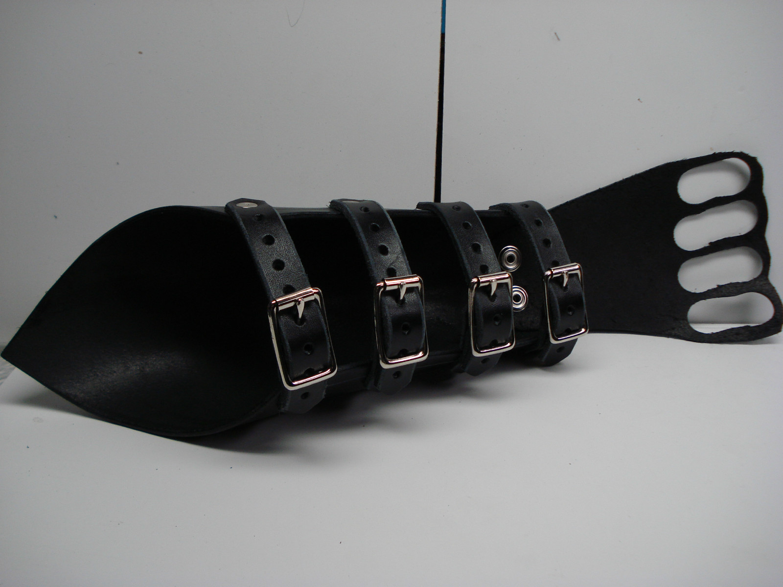 UNISEX PAIN LEATHER GAUNTLETS AND FIST. THRASH METAL…(MDLUG0272)….OVERDOSE’S