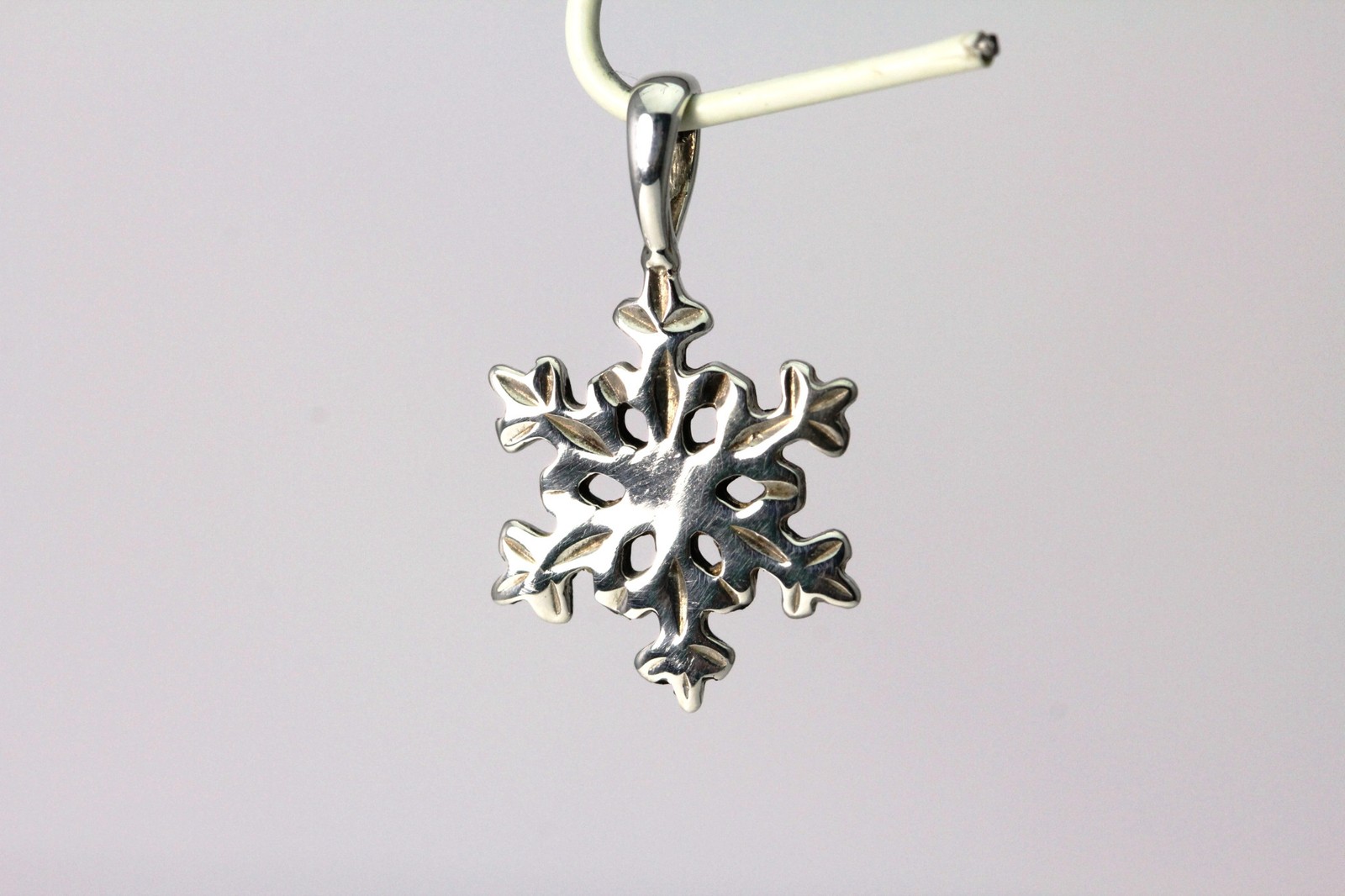 925 Sterling Silver Snowflake Pendant with Attached Bail (PEN3806)