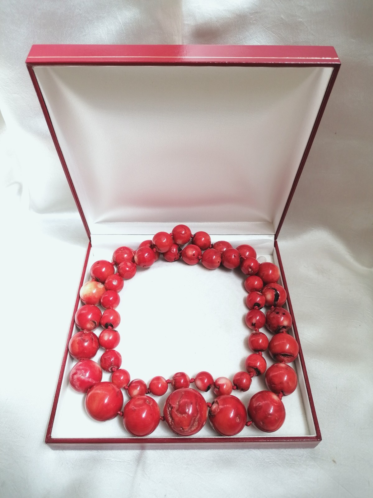 SPECTACULAR RED BAMBOO CORAL MAXI BALL CLIMBING NECKLACE, NEW.