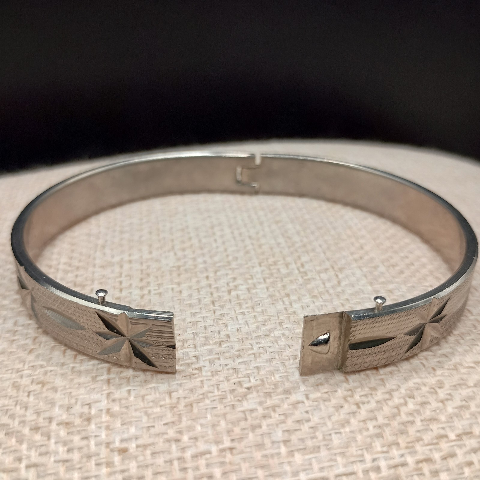 Vintage Silver Tone Hinged Bangle Bracelet 7″ Etched Stars Celestial Push Lock
