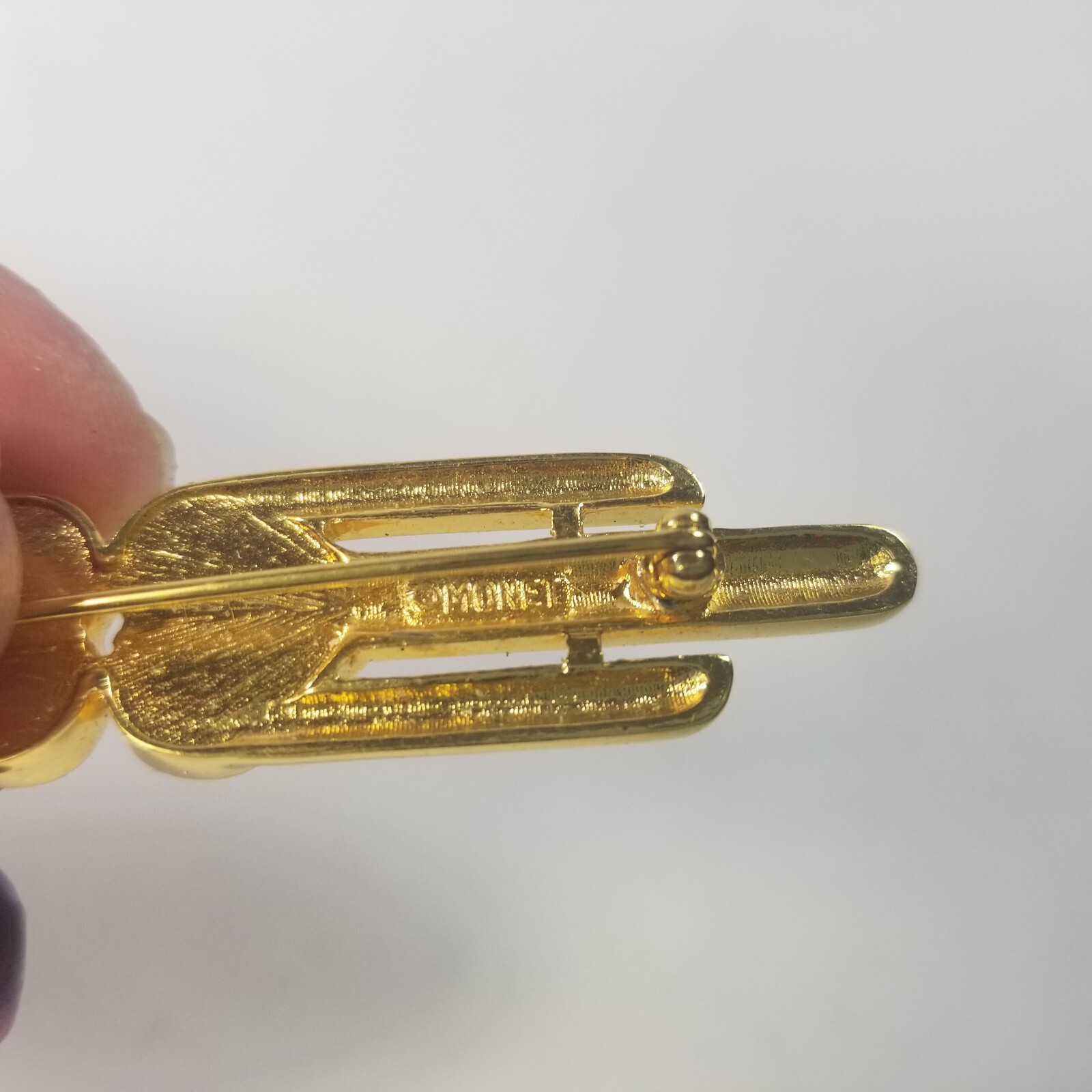 Beautiful Monet Vintage Gold Tone 3 Bar Brooch With Rhinestone Hearts