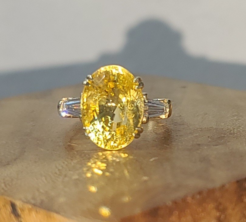 Vintage 14k Yellow gold Engagement ring 11.70ct Natural Oval Yellow Sapphire GIA