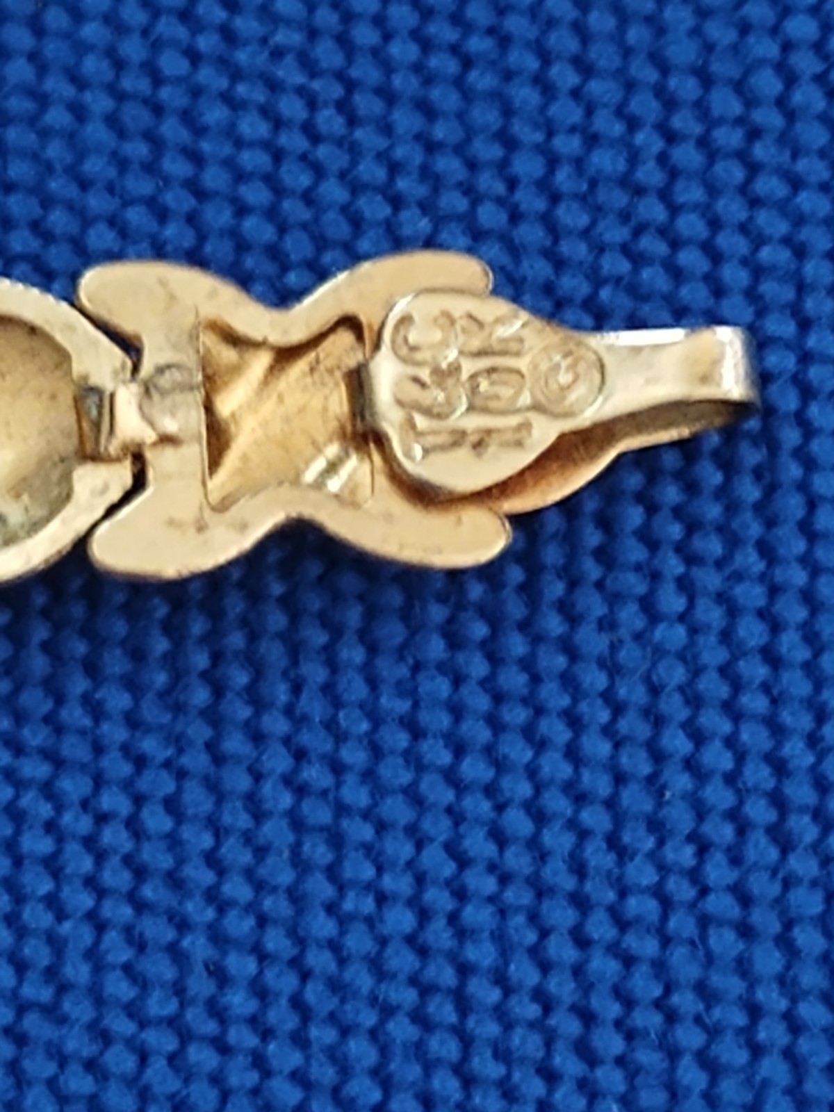 10k Gold, T&C Hugs and Kisses Bracelet 7.25 inch long.
