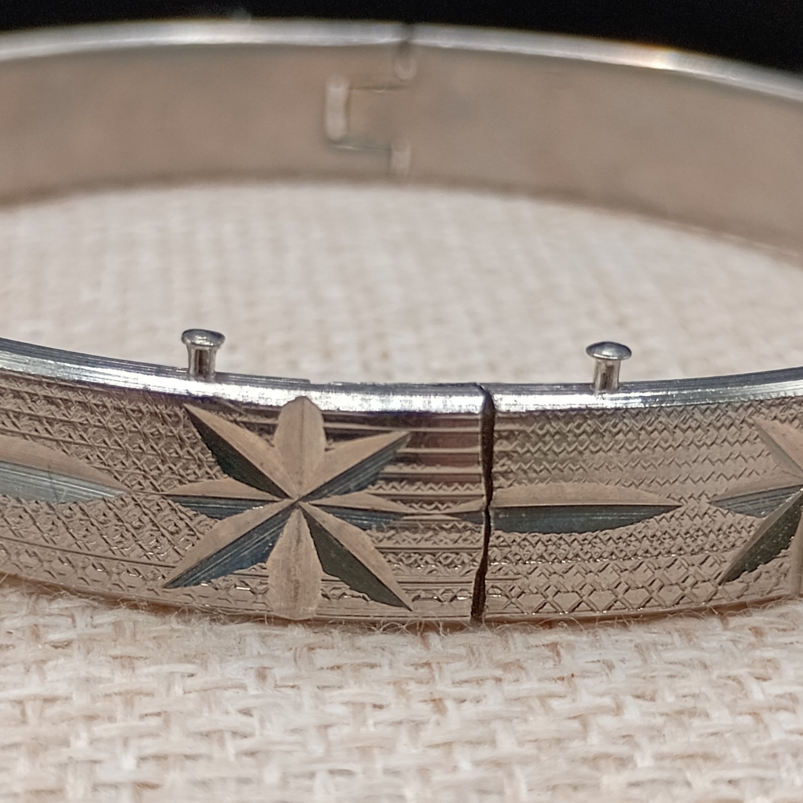 Vintage Silver Tone Hinged Bangle Bracelet 7″ Etched Stars Celestial Push Lock