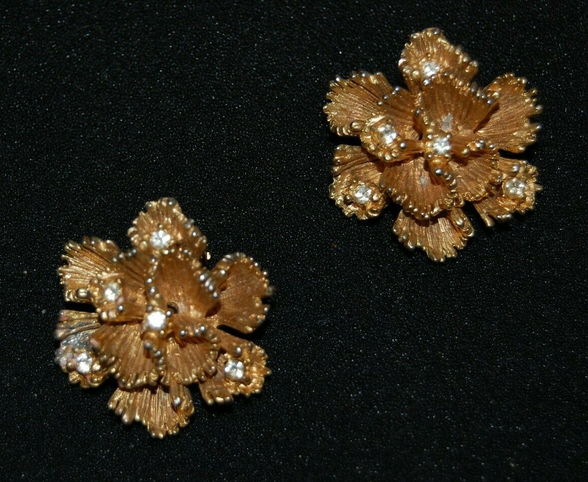 VTG MCM COUTURE GOLDEN FLOWING RIBBON FLOWER & RHINESTONE ACCENTS CLIP EARRINGS