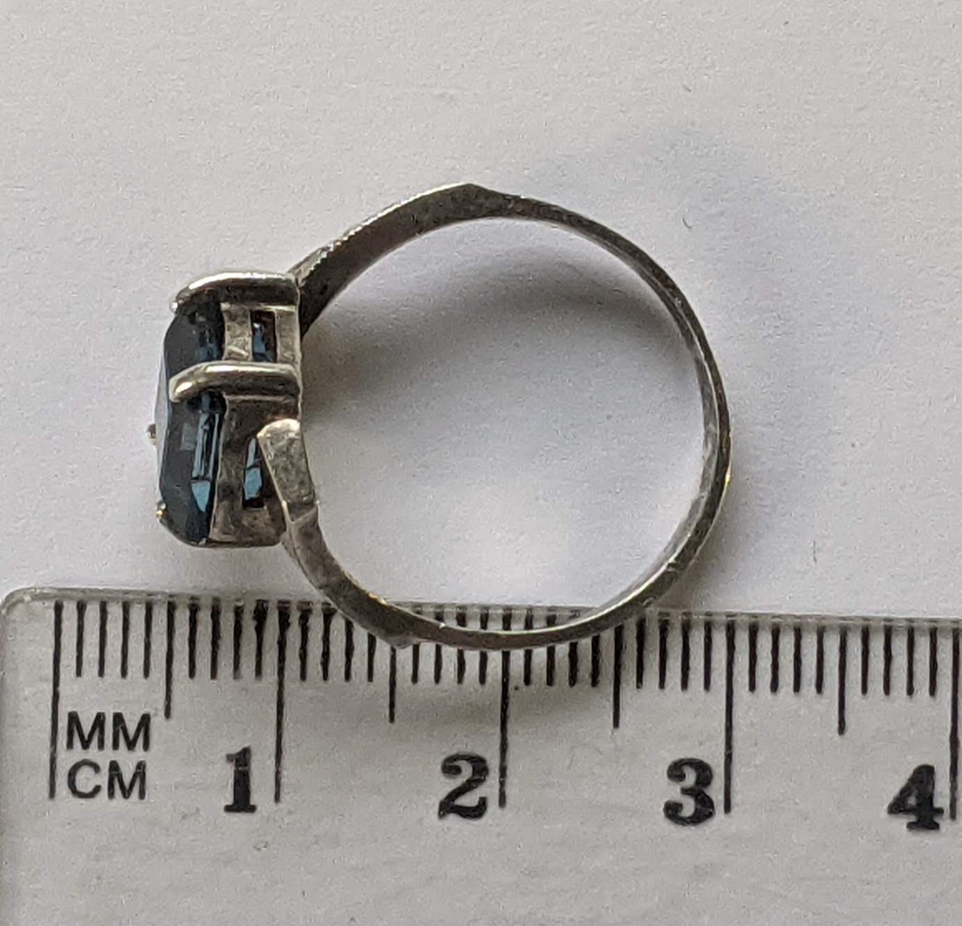 Vintage ring sterling silver 925 Size 8.5 Weight 3.29 g. Blue gem. Gold insert.