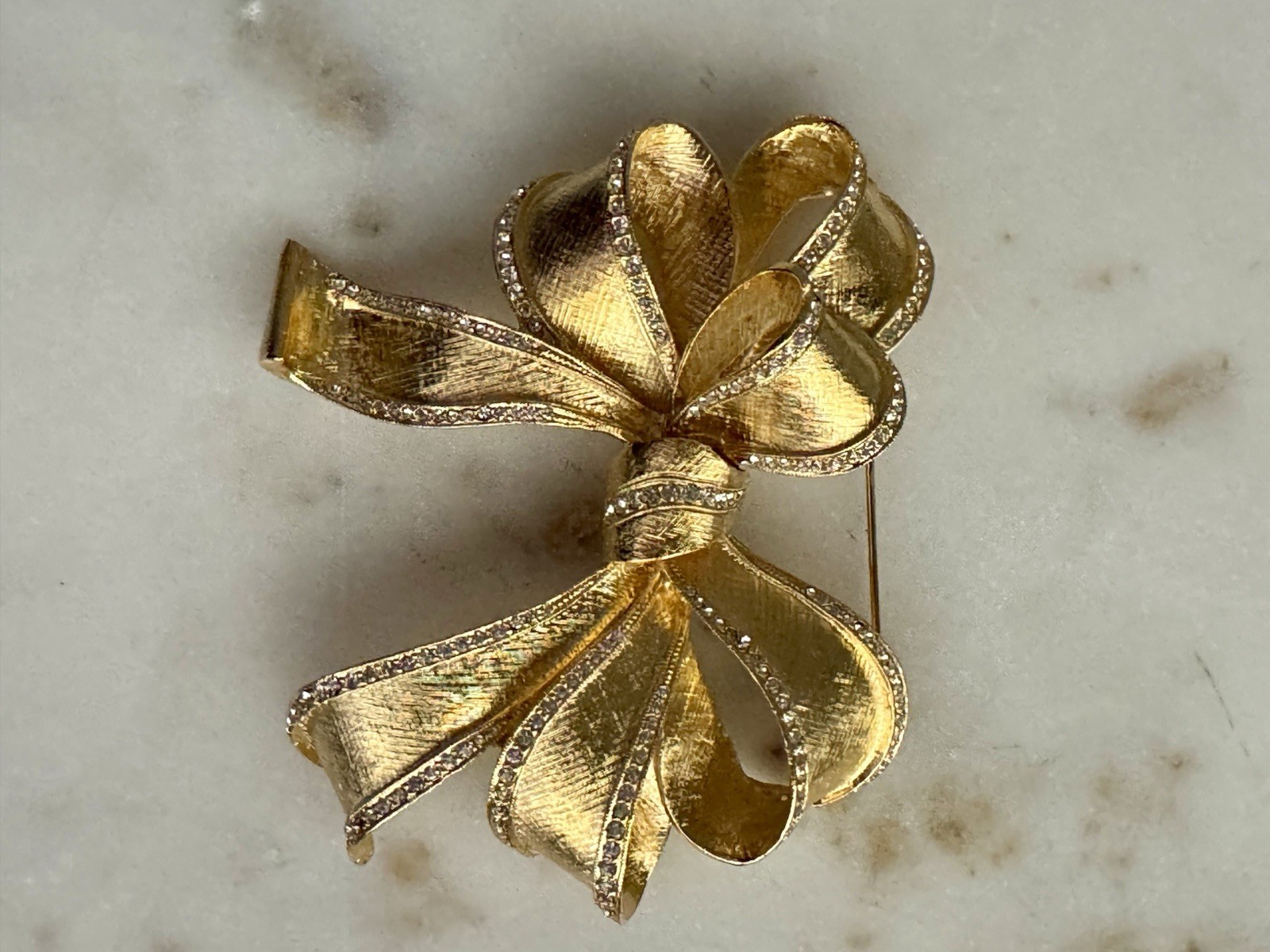 Vintage Elizabeth Cole Brush Gold Ribbon Bow Brooch Pin Pave Rhinestones 3.5”
