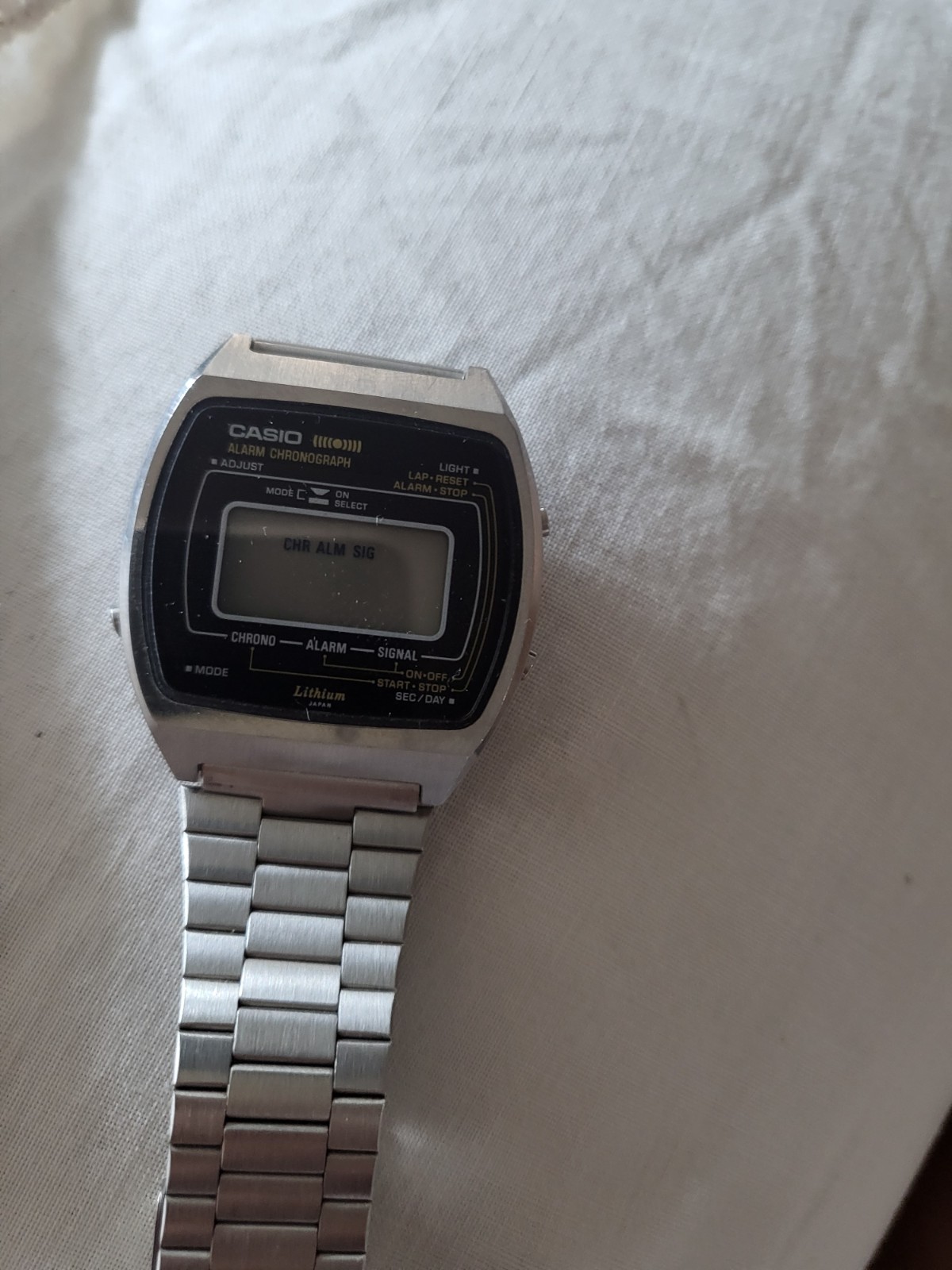 Seiko Men’s Vintage A159-5009-G Quartz LC Digital Watch