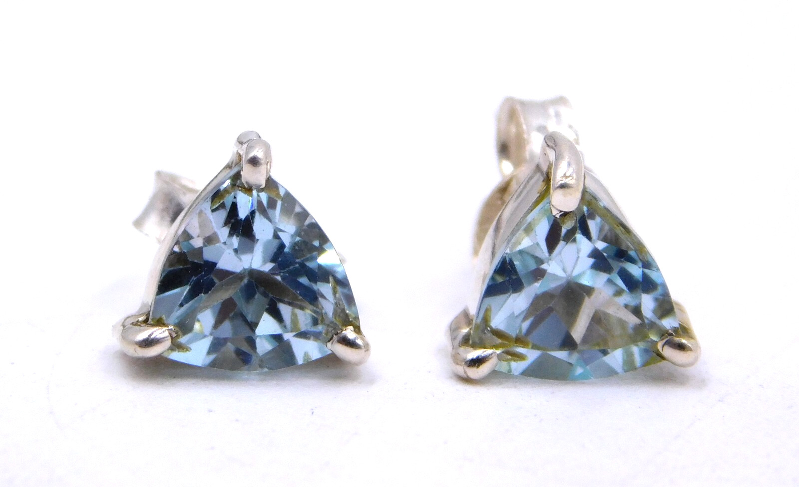 1.90 Gm 925 Sterling Silver Natural Blue Topaz Cut Gemstone Stud Earring 0.5″ in