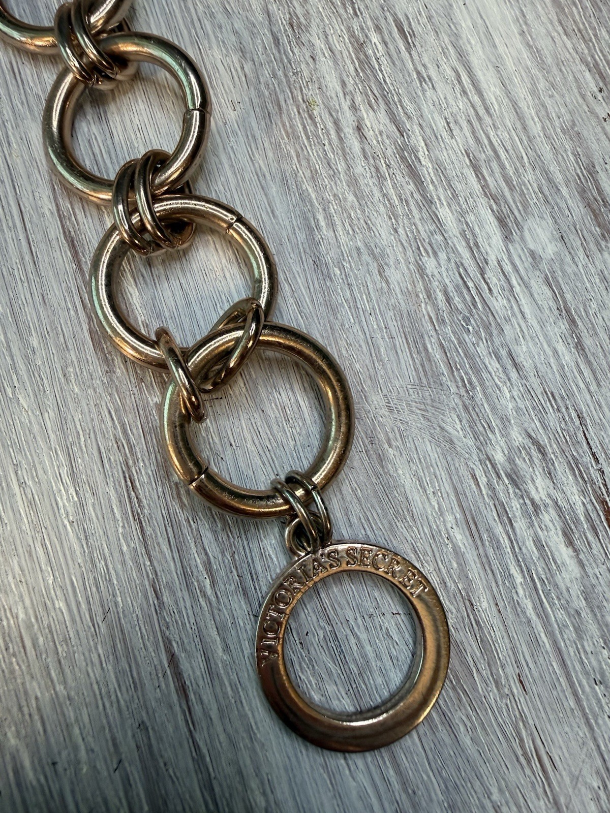 Victoria’s Secret Signed bulky 80s Gold Round Link Chain Bracelet Toggle Closure