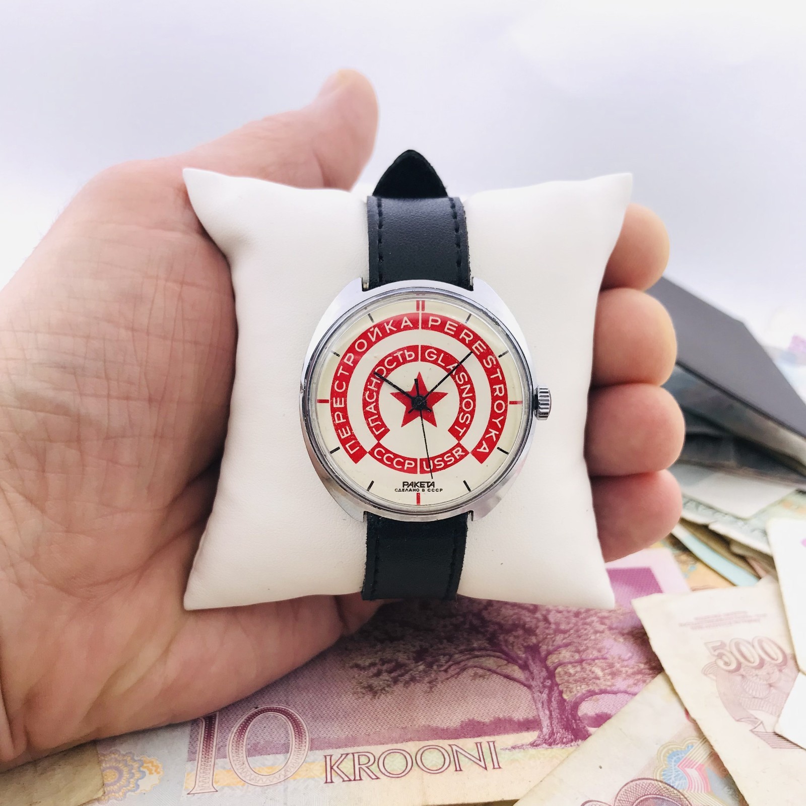 Raketa USSR Mechanical Wrist Watch Perestroika Glasnost Soviet Emblem Dial 2609