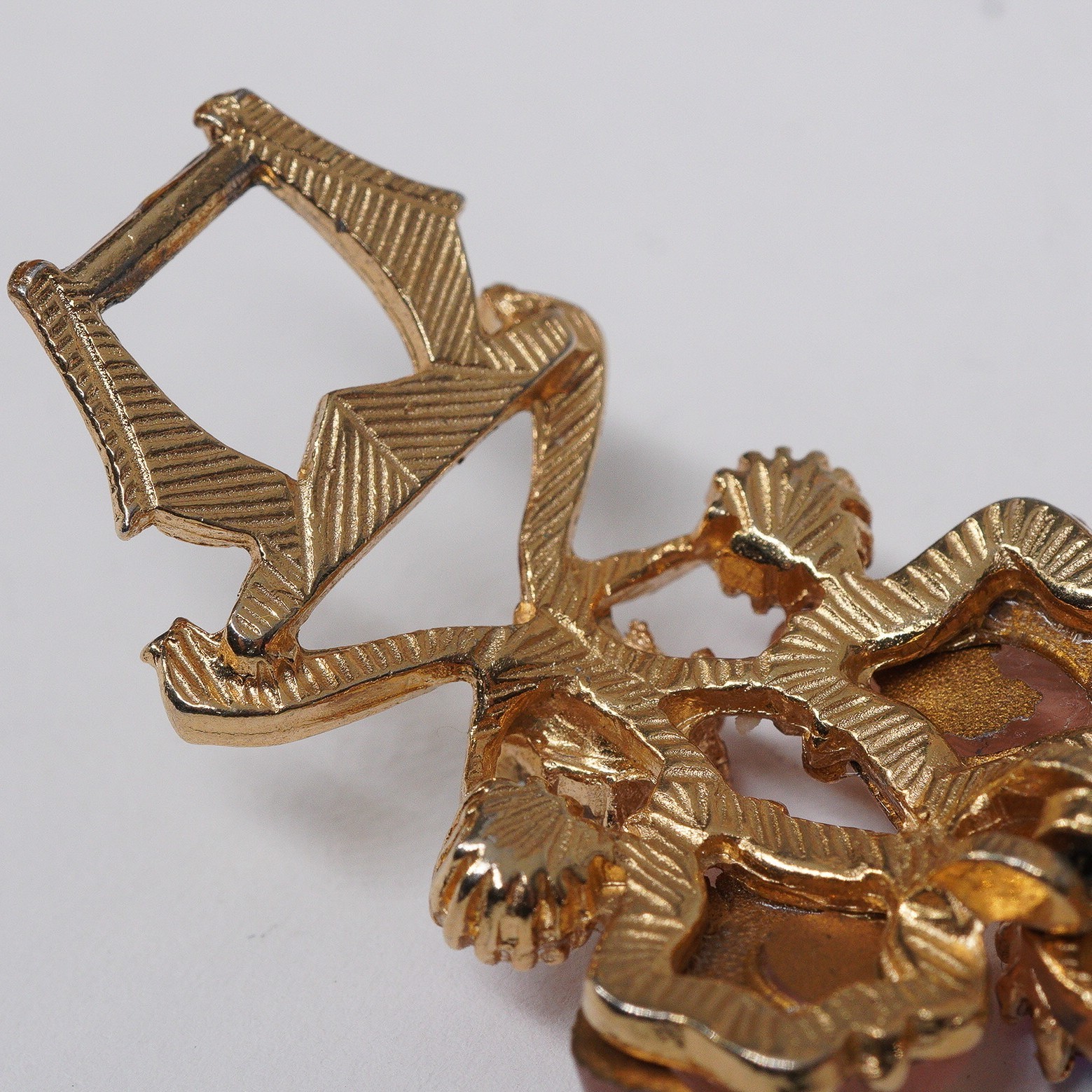 VTG bracelet Molded Glass Leaves AB Pink Rhinestones in Goldtone fold over clasp