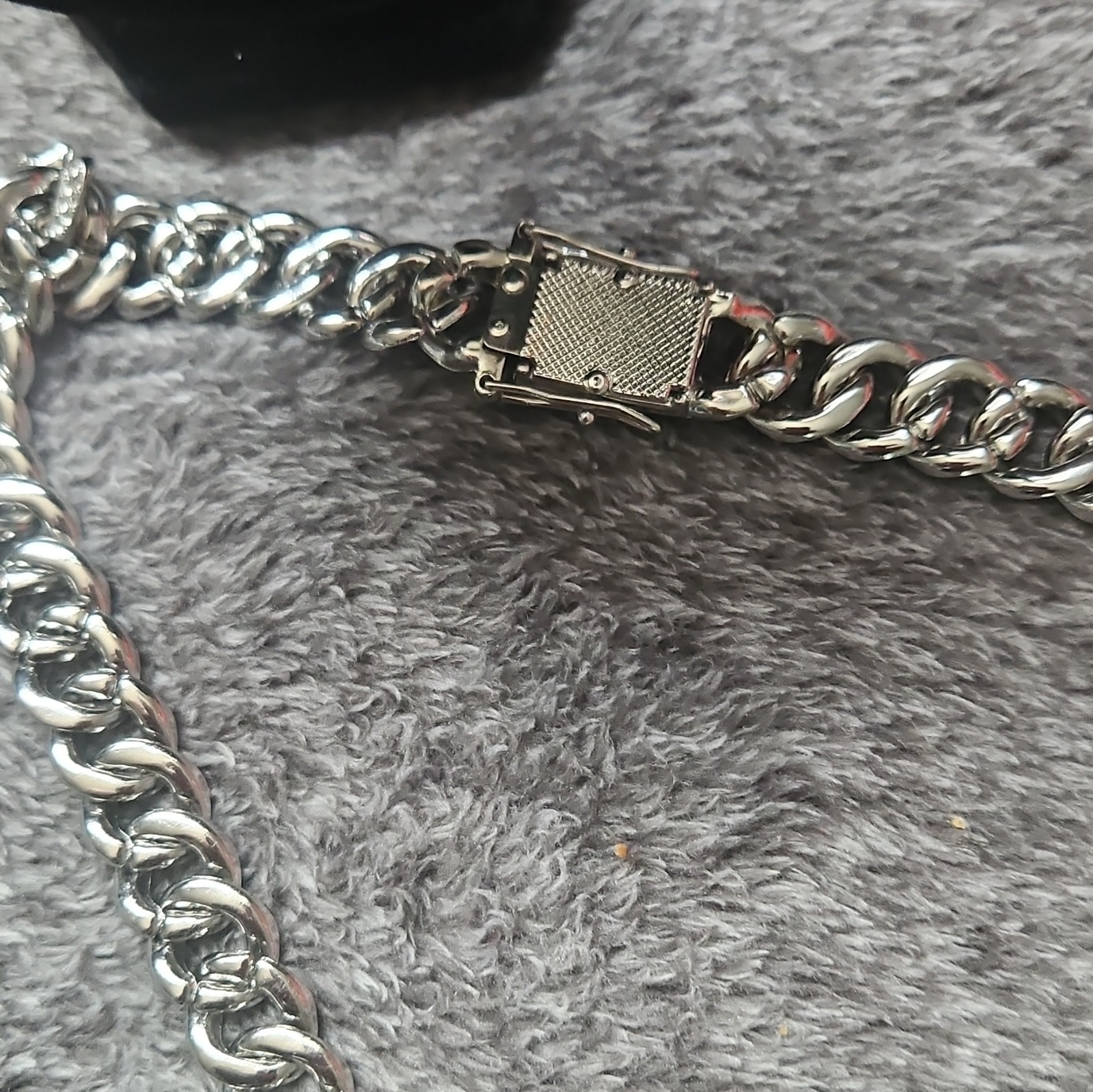 Silver Tone Cuban Link Chain Necklace w/ Pavé Rhinestone Lion Charm Pendant