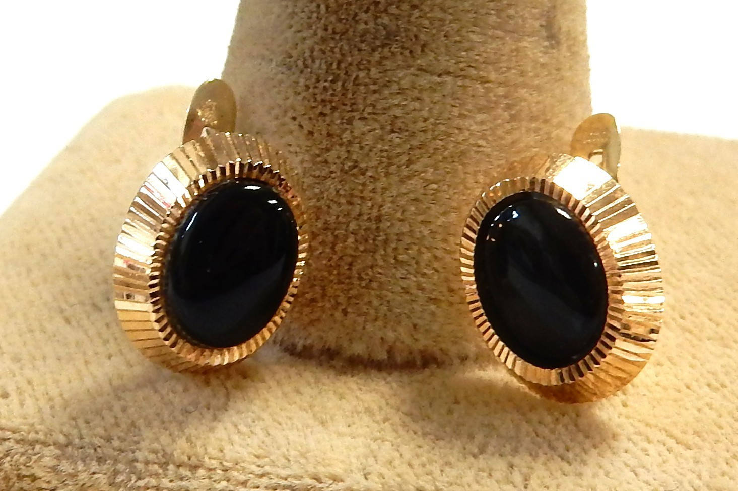 14K Yellow Gold Lined Laser Cut Black Onyx English Lock Earrings 11x9mm