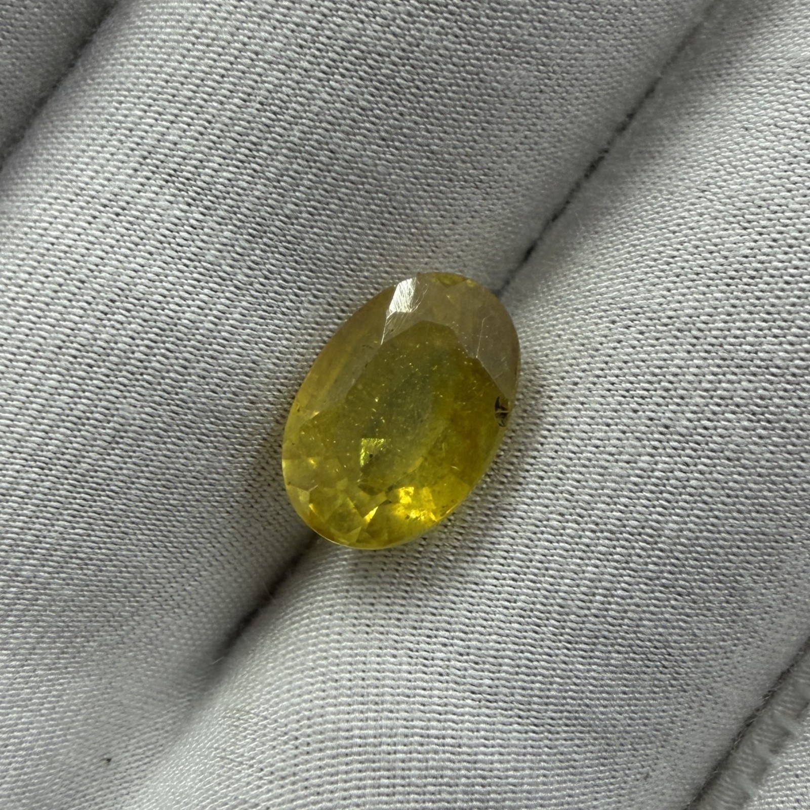 Natural Yellow Sapphire Oval Cut Loose Gemstone, Weight: 5.25 Carats